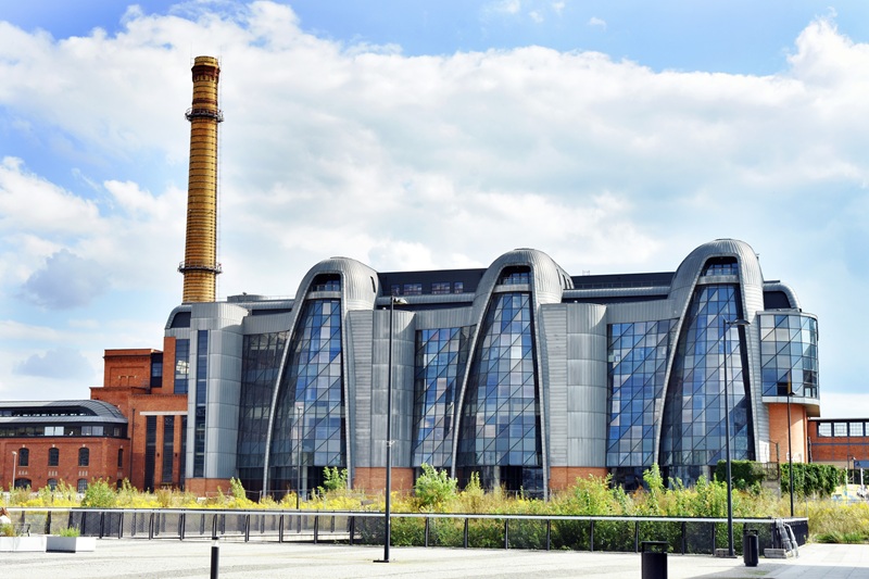 Widok na budynek EC1 w Łodzi - zmodernizowany budynek dawnej elektrociepłowni